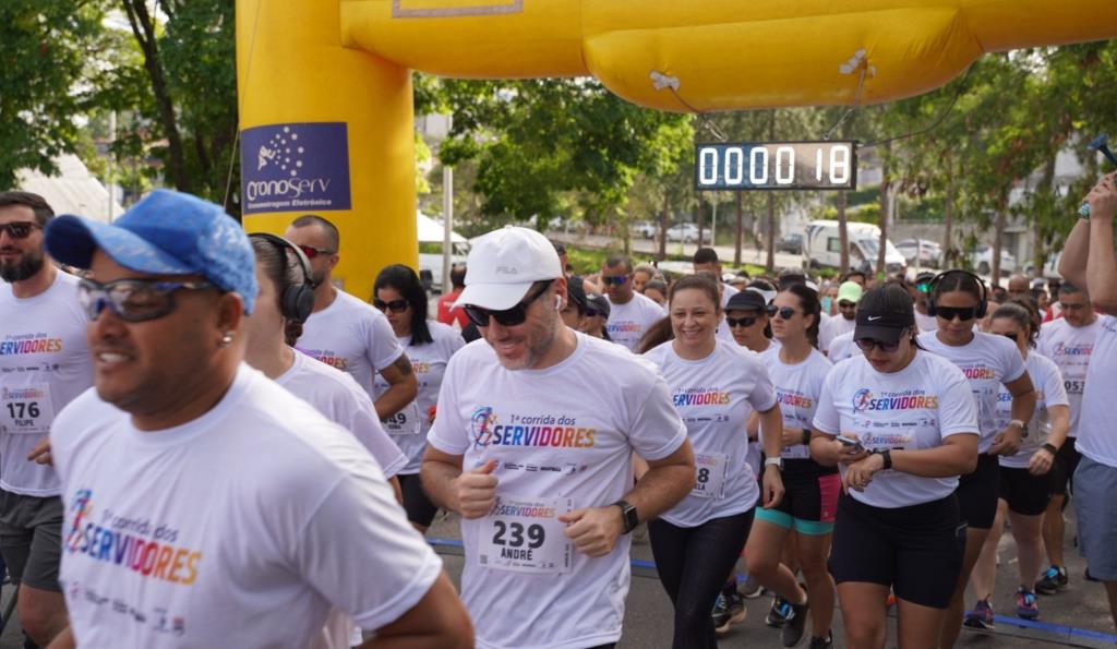 Servidores correndo com a camiseta oficial do evento
