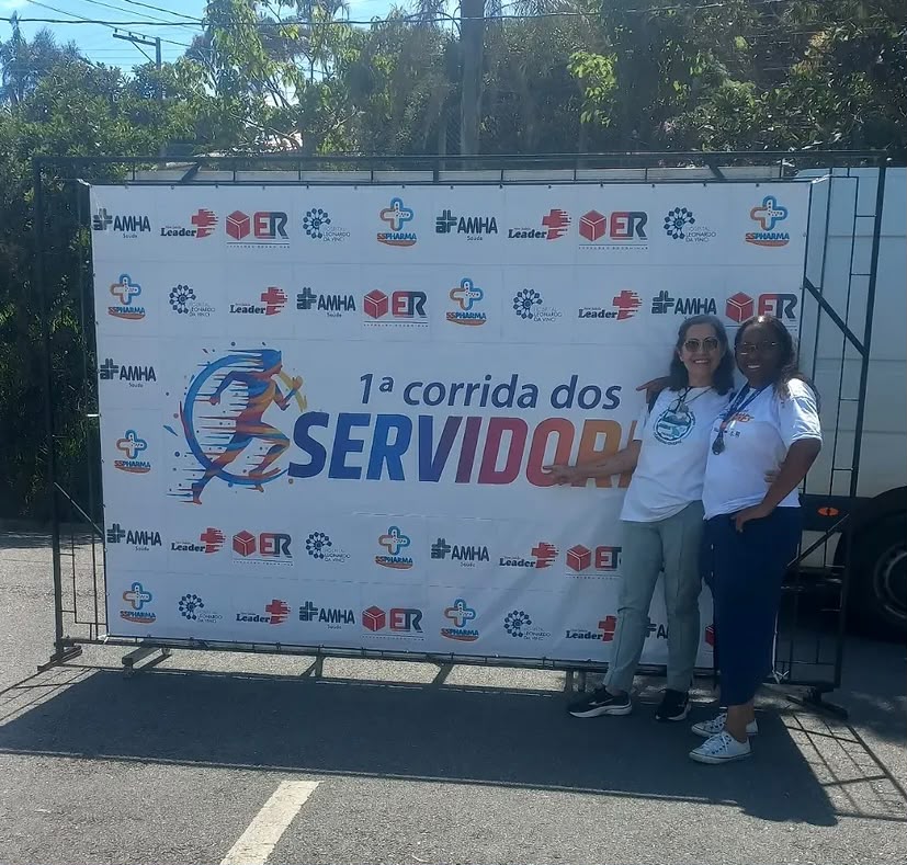 Servidoras posando no painel oficial da 1ª Corrida dos Servidores