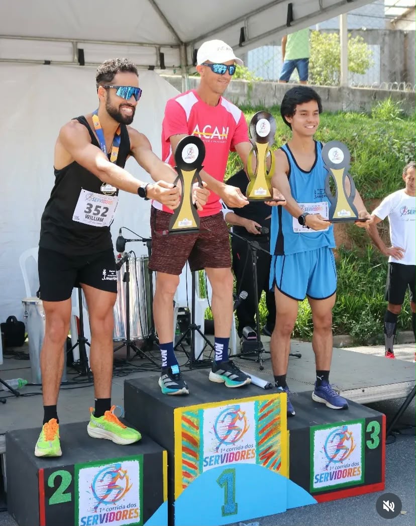 Pódio masculino da 1ª Corrida dos Servidores com os troféus oficiais
