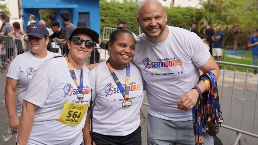 Grupo de servidoras com medalhas após a prova